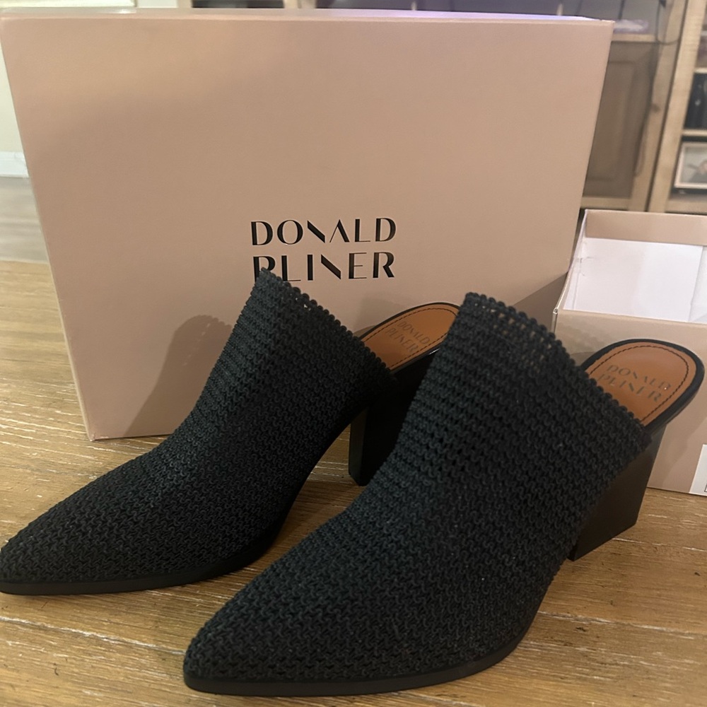 FREE GIFT WRAPPING!
NWT in box Donald Pliner Vami black textured stretch mules